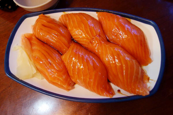 호불호 갈린다는 대만 초대형 연어 초밥.jpg_2.jpg