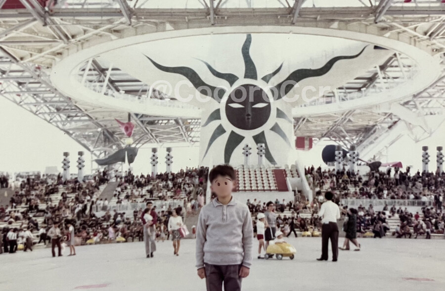 옛날 오사카 엑스포 사진에서 짱구 가족을 발견.jpg_2.jpg