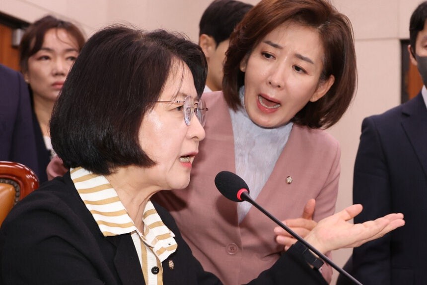 나경원, 국회 직원들 향해 “뭐 하는 거야” 반말·손가락질 논란_1.png