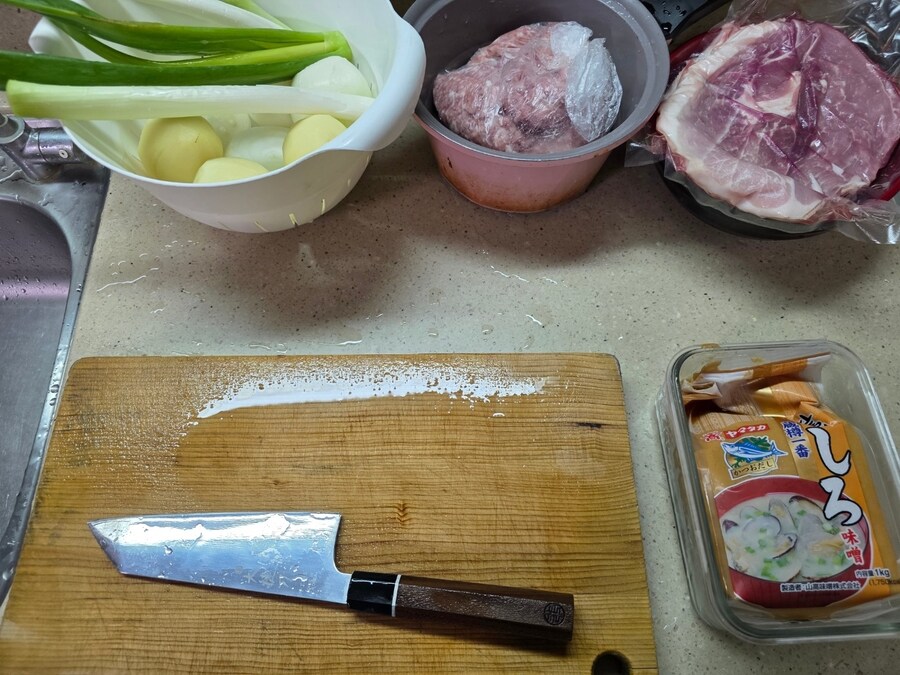 직장에서 3천원씩 걷어서 해먹는 점심 양파동그랑땡 미소돼지고기장국_1.jpg