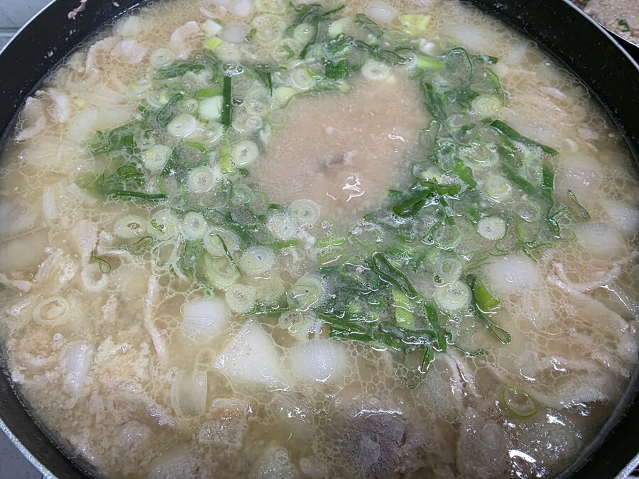 직장에서 3천원씩 걷어서 해먹는 점심 양파동그랑땡 미소돼지고기장국_4.jpg