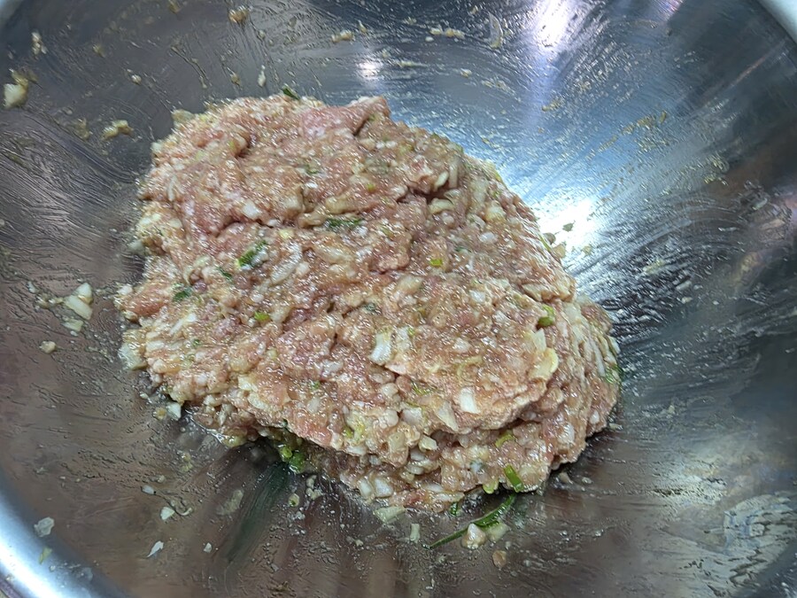 직장에서 3천원씩 걷어서 해먹는 점심 양파동그랑땡 미소돼지고기장국_6.jpg