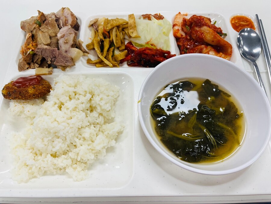 한달에 한번 있는 구내식당 수육_1.jpg