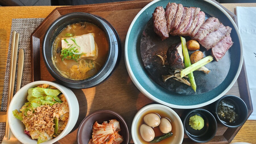 10년만에 방문한 케데헌 성지 남산 타워 한식당 한쿡_5.jpg