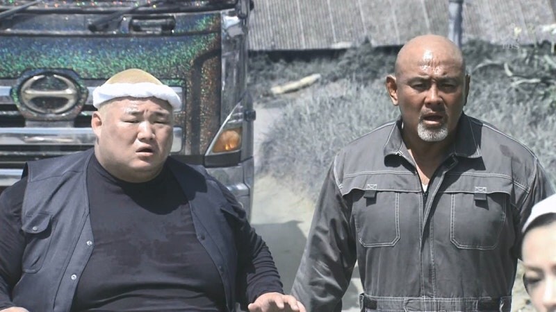 지나가던 유부녀를 습격하는 남자들_17.jpg