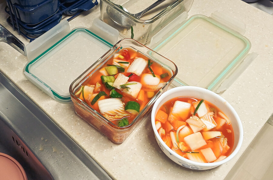 옆 집 할머니가 물김치 주셨당_1.jpg