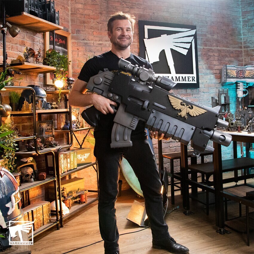 1 : 1 사이즈로 제작된 워해머 세계관 무기 볼트건.GIF_1.jpg