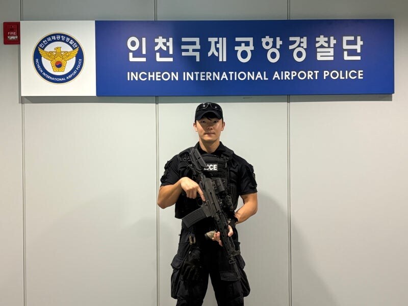 공항 연예인들-경호원들 해결법 간단함_1.jpg