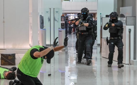 공항 연예인들-경호원들 해결법 간단함_2.jpg