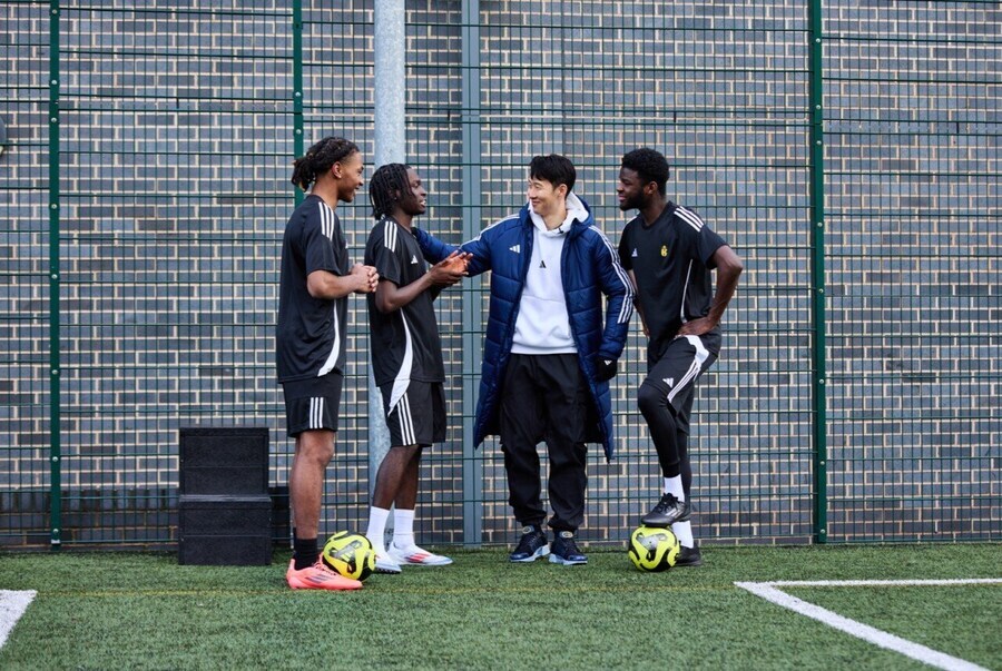 영국 고등학교에 손흥민이 나타나자 학생들 반응 ㅋㅋㅋㅋ_1.jpg