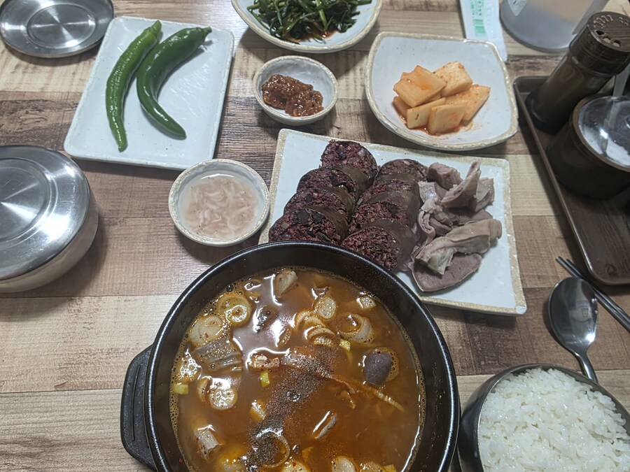 초저녁부터 동네사람들 술판 벌이는 순대국집_2.jpg