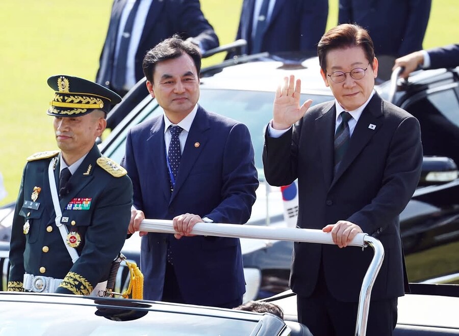 둘이 합쳐 키 200cm (추정)인 대통령과 국방부 장관...jpg_1.jpg