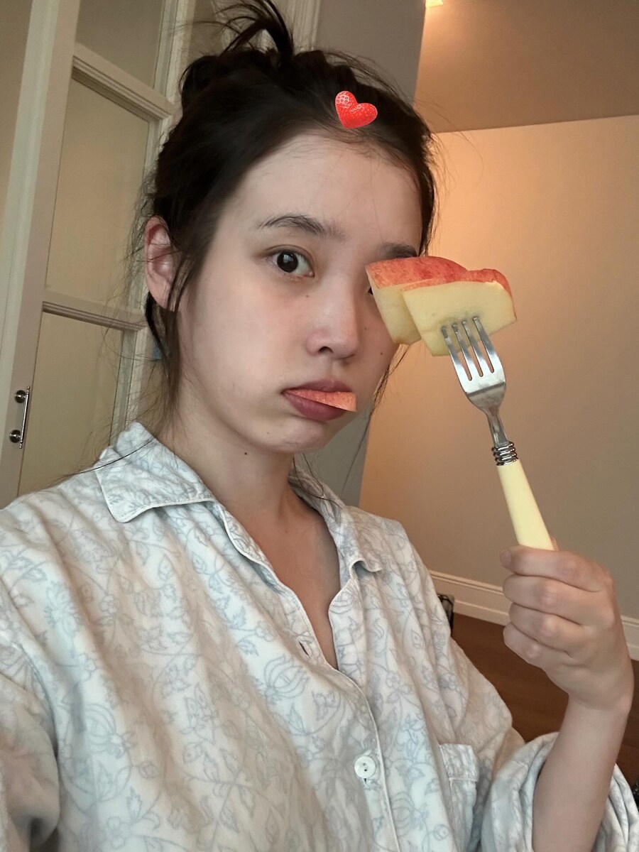 2025.10.01 아이유 인스타그램_1.jpg