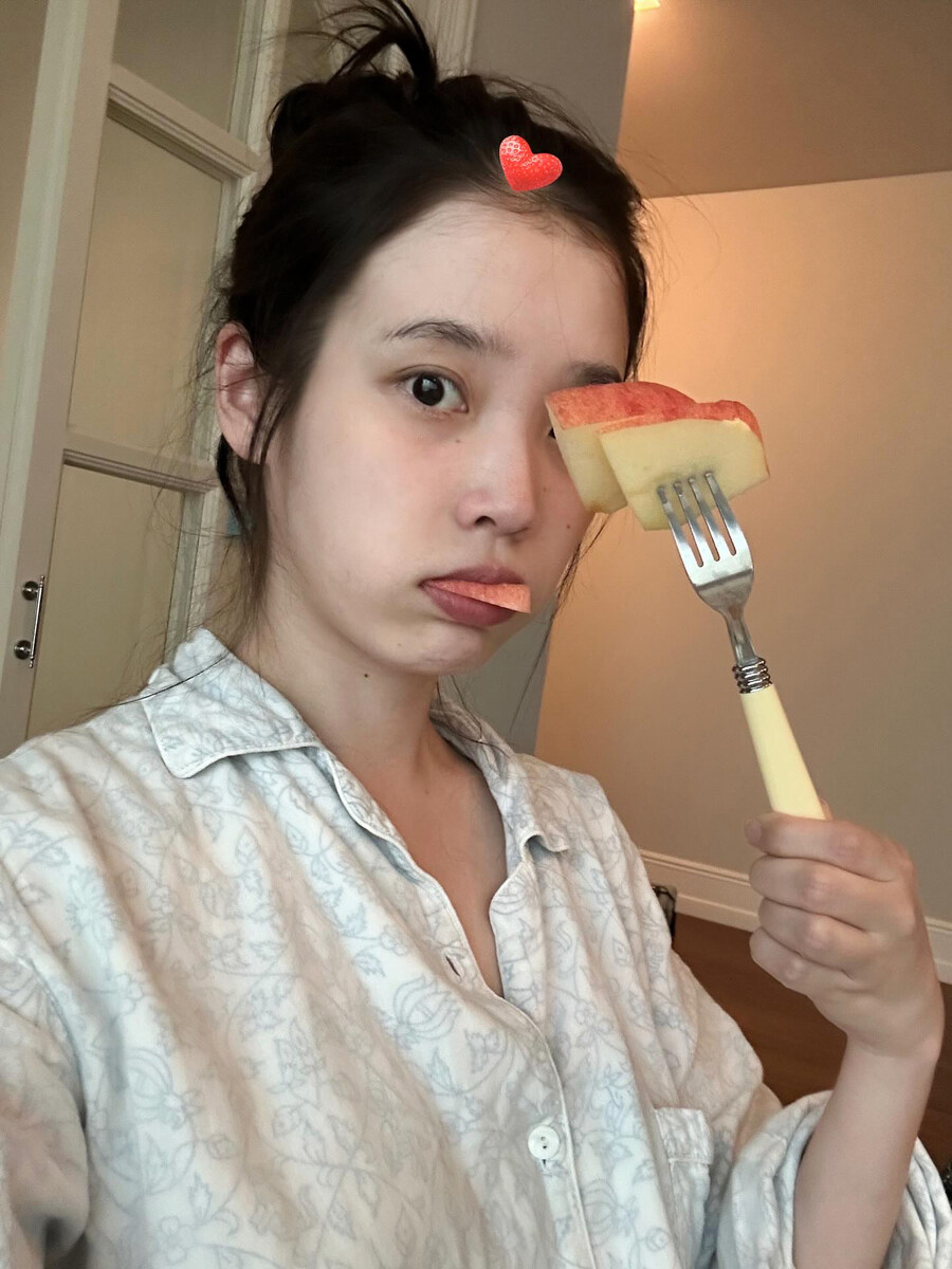 2025.10.01 아이유 인스타그램 사진 보정_1.jpg