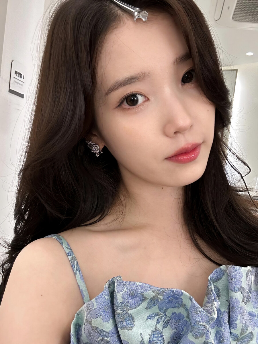 2025.10.01 아이유 인스타그램 사진 보정_3.jpg