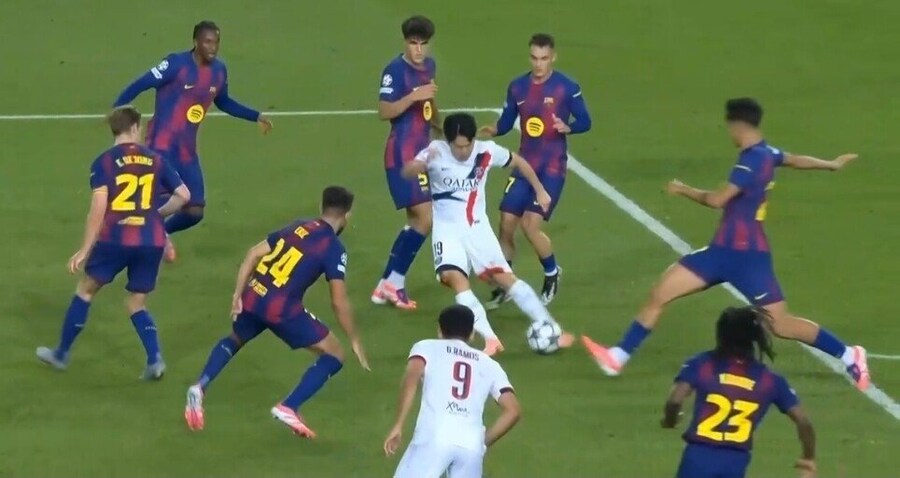 '환상 드리블' 이강인, 바르셀로나 골대 강타! 단 10분 맹활약. PSG 역전승_1.jpg