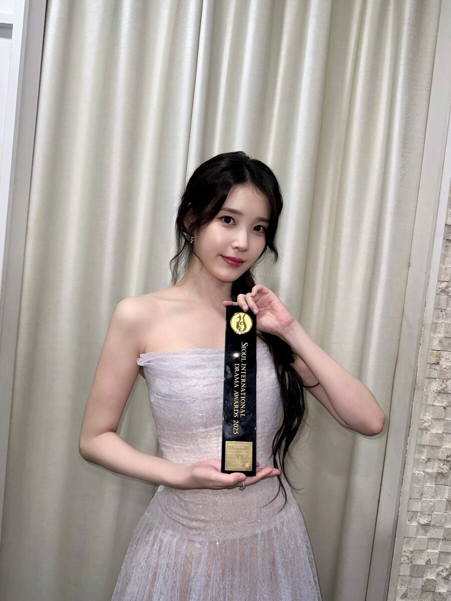 [IU] 서울드라마어워즈 2025🏆 K-드라마 부문 여자 연기상 사진 보정_2.jpg