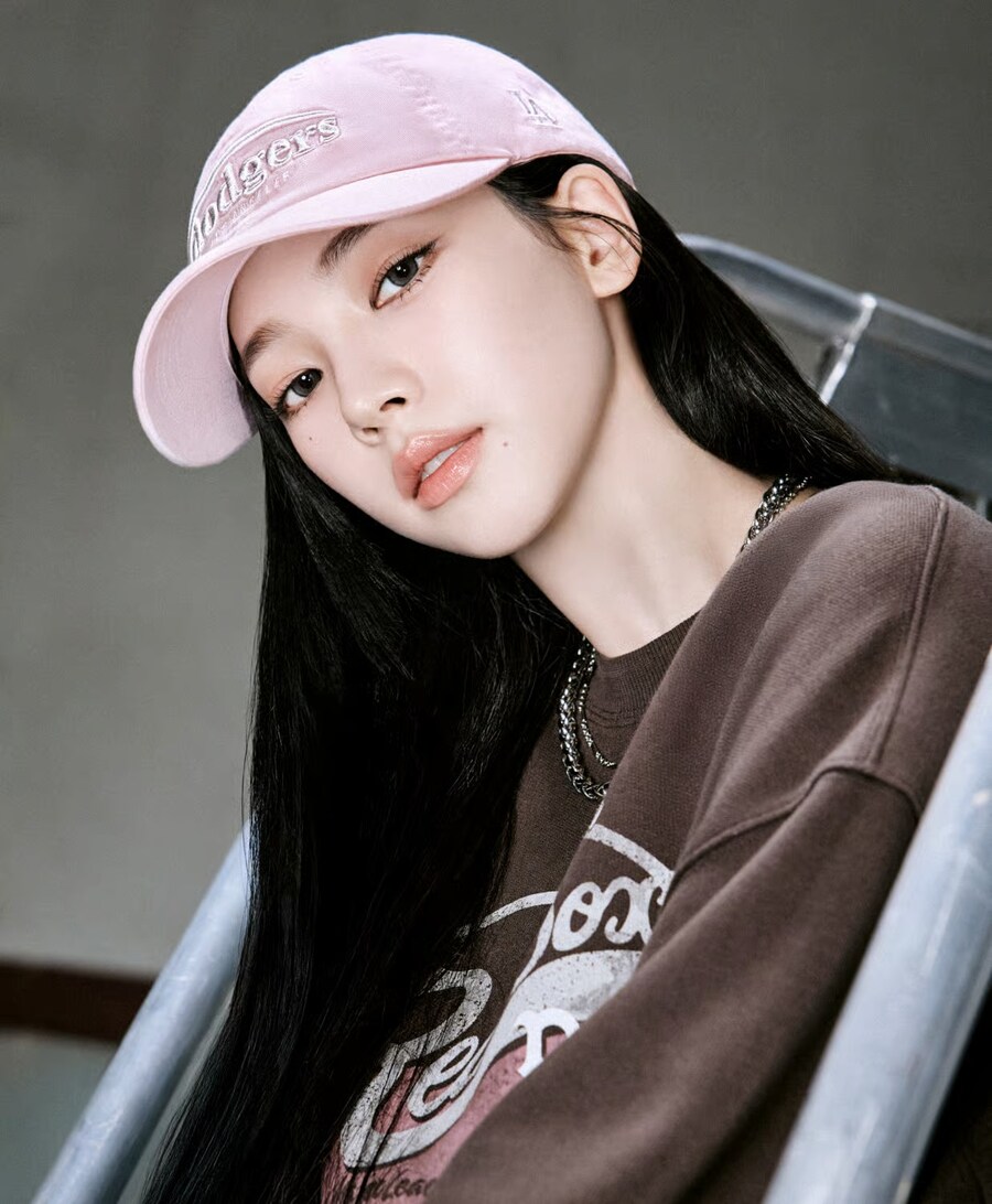 [에스파] 카리나 MLB 화보 비하인드 : 감사의 모자 돌리기 퍼포먼스🧢_14.jpg