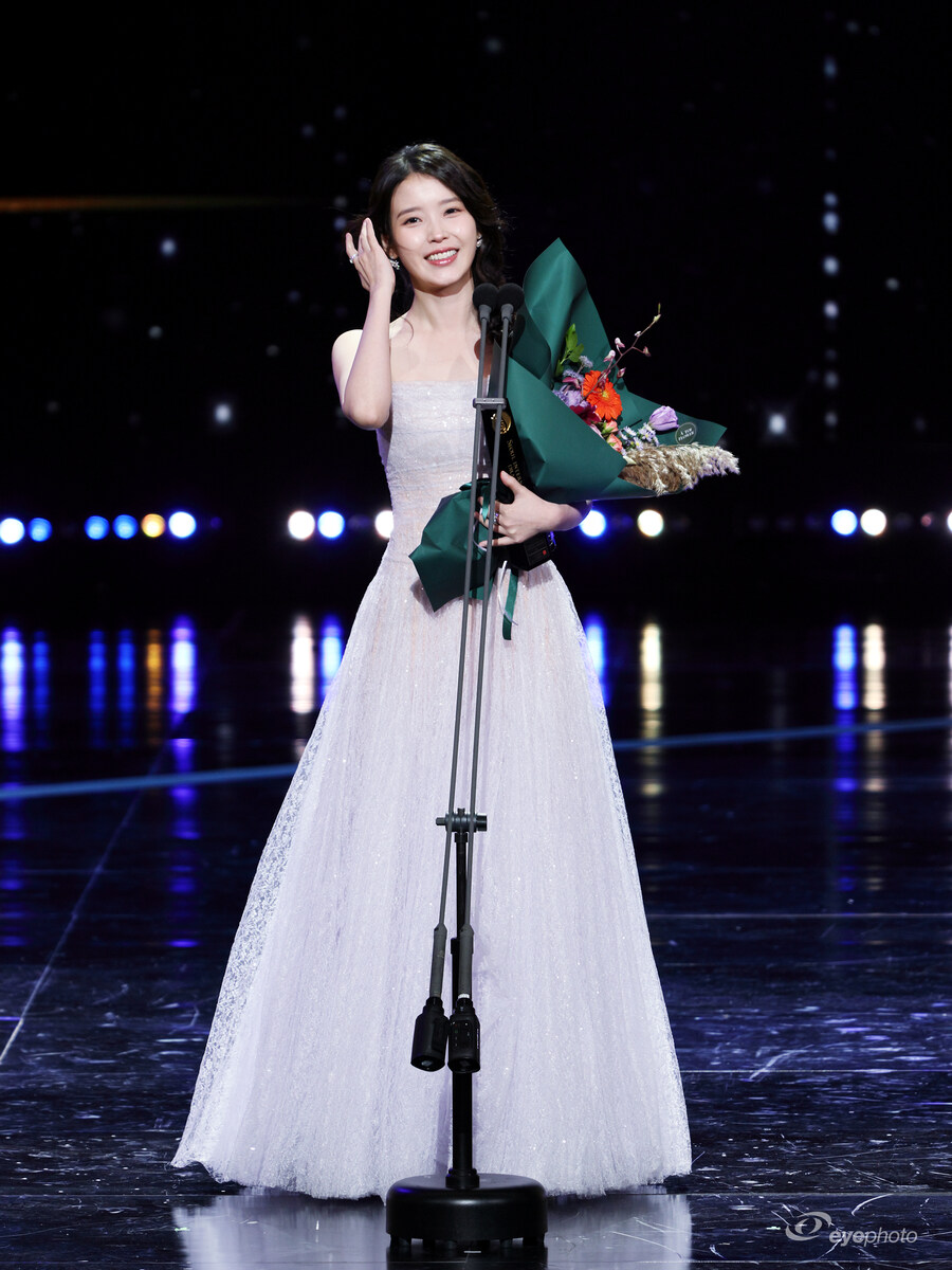 2025.10.02 서울드라마어워즈 아이유(eyephoto)_13.jpg