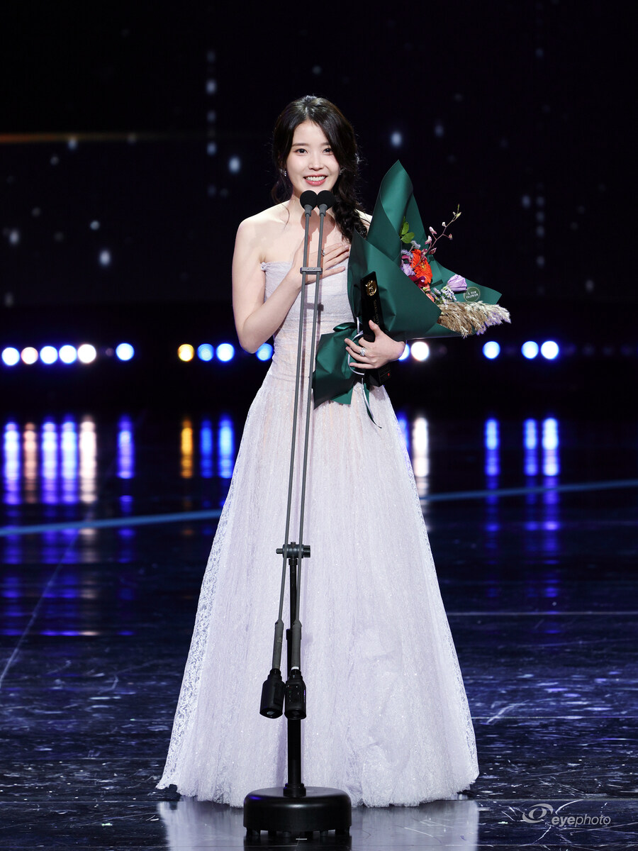 2025.10.02 서울드라마어워즈 아이유(eyephoto)_15.jpg