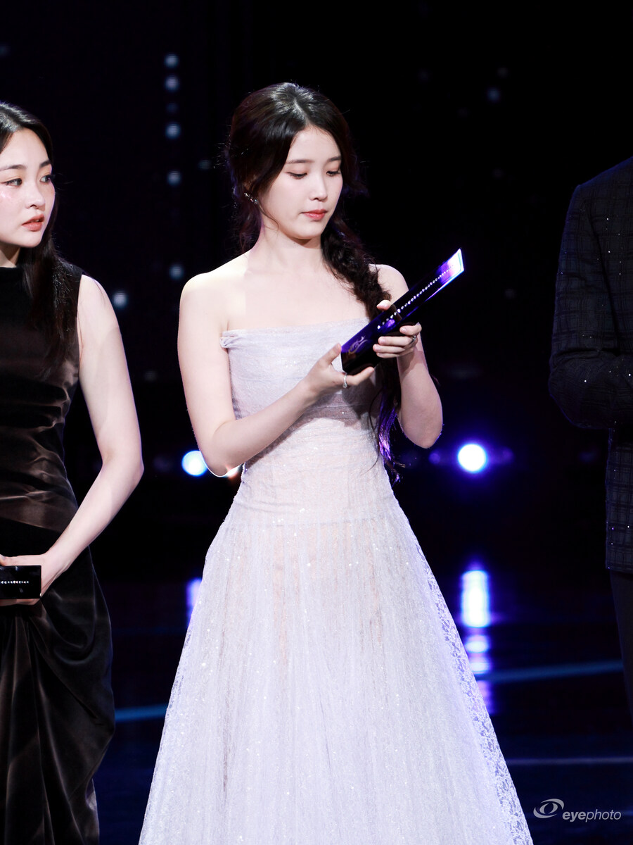 2025.10.02 서울드라마어워즈 아이유(eyephoto)_16.jpg
