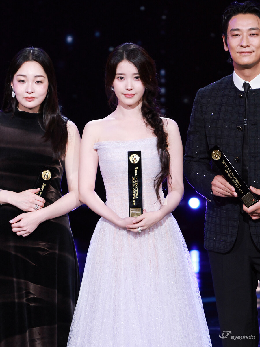 2025.10.02 서울드라마어워즈 아이유(eyephoto)_19.jpg