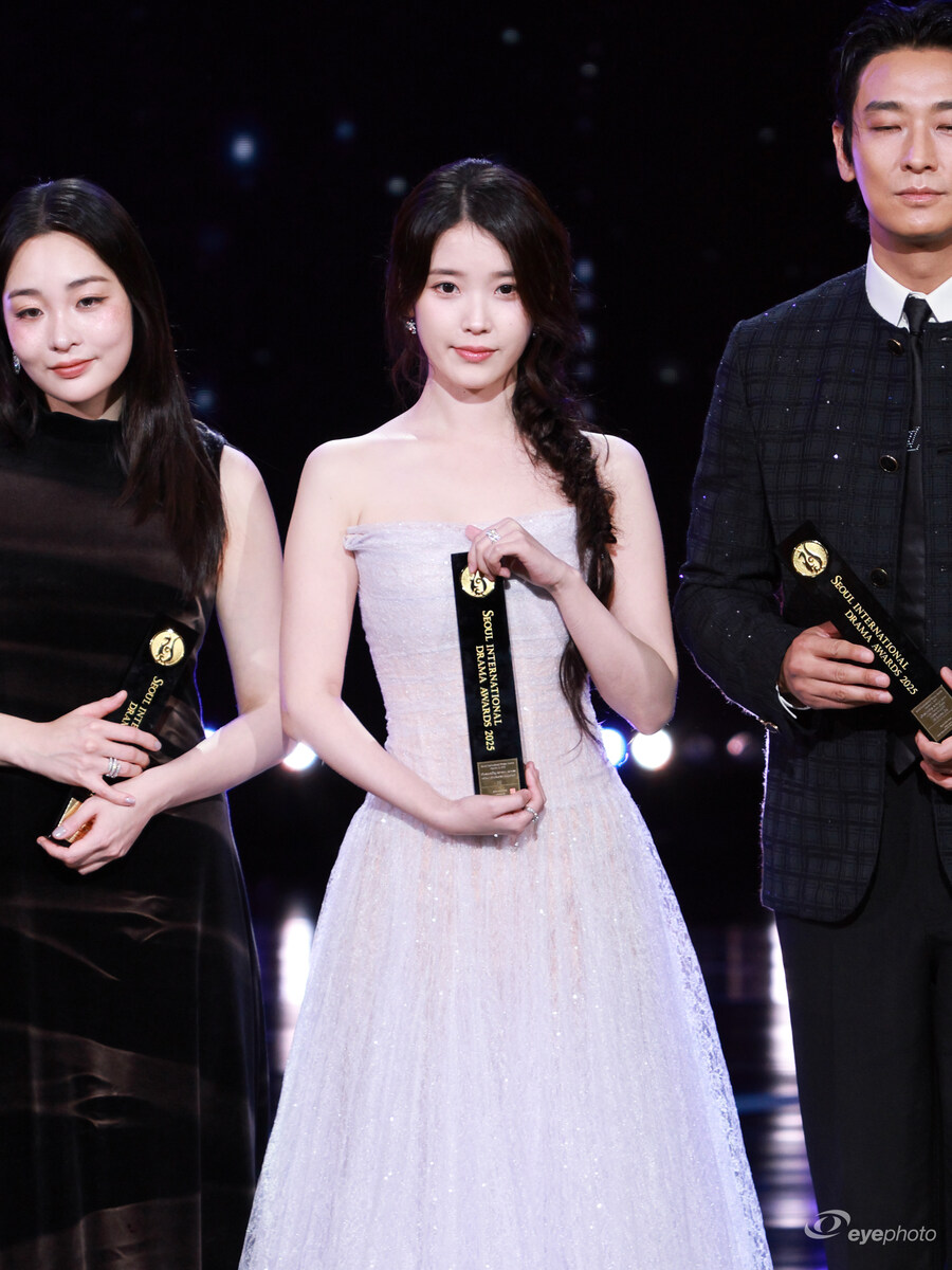 2025.10.02 서울드라마어워즈 아이유(eyephoto)_22.jpg