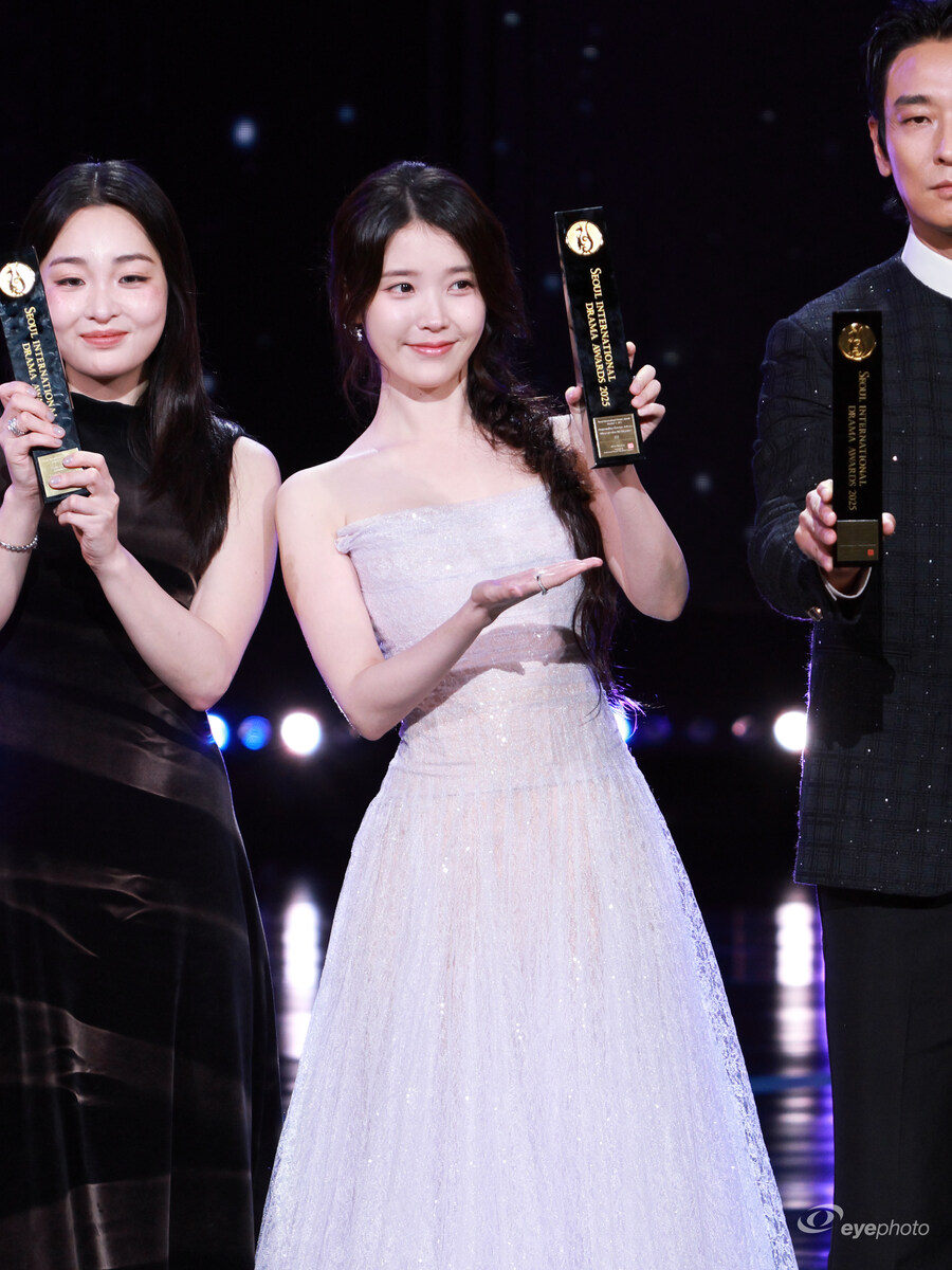 2025.10.02 서울드라마어워즈 아이유(eyephoto)_24.jpg