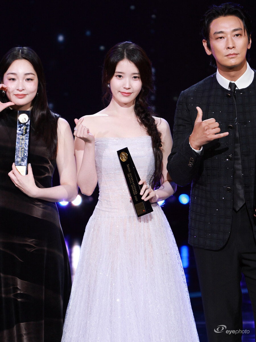 2025.10.02 서울드라마어워즈 아이유(eyephoto)_27.jpg