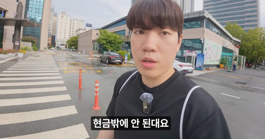 바나나 우유 사려는데 현금없다니까 나가서 사먹으라는 사장님_3.jpg