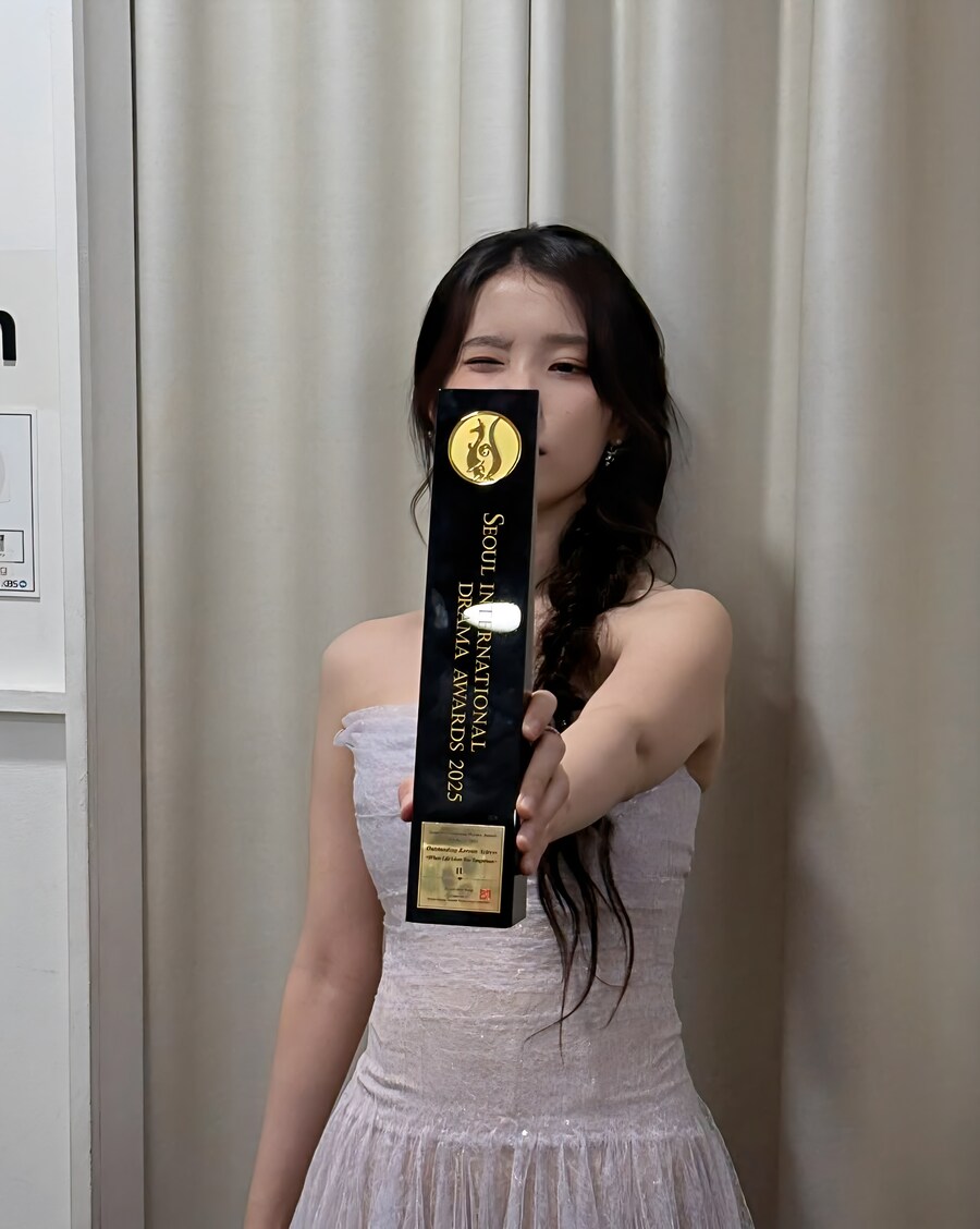 2025.10.06 아이유 인스타그램(서울드라마어워즈 비하인드)_8.jpg