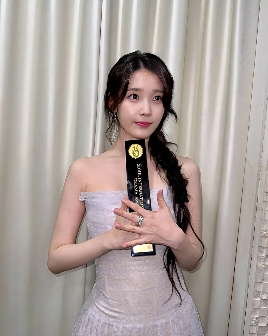 2025.10.06 아이유 인스타그램(서울드라마어워즈 비하인드)_9.jpg