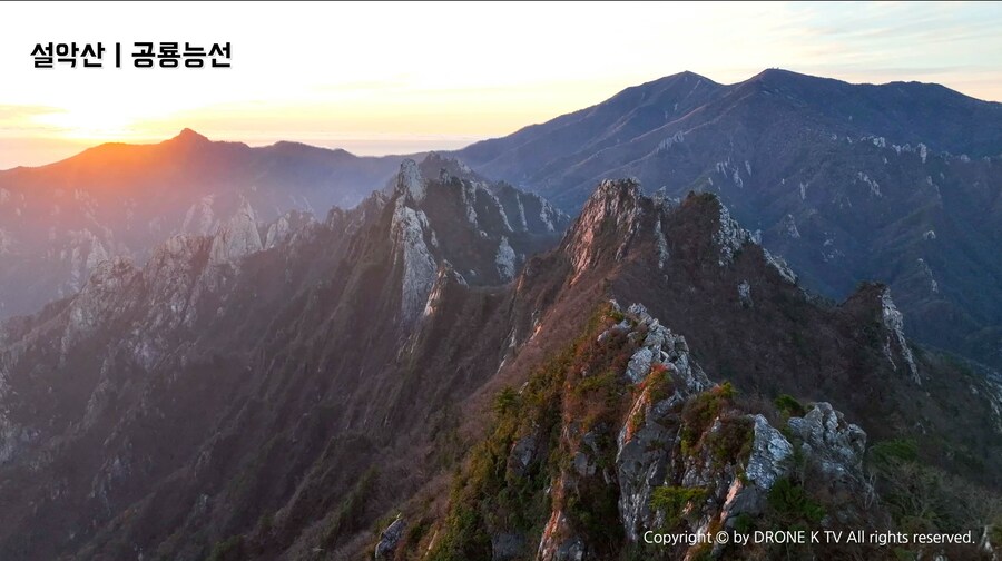 [4K] ✈️ 하늘에서 본 설악산 공룡능선 운해속으로_1.jpg
