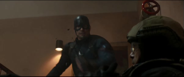 [MCU]무전기를 박살내는 캡틴 아메리카_3.jpg