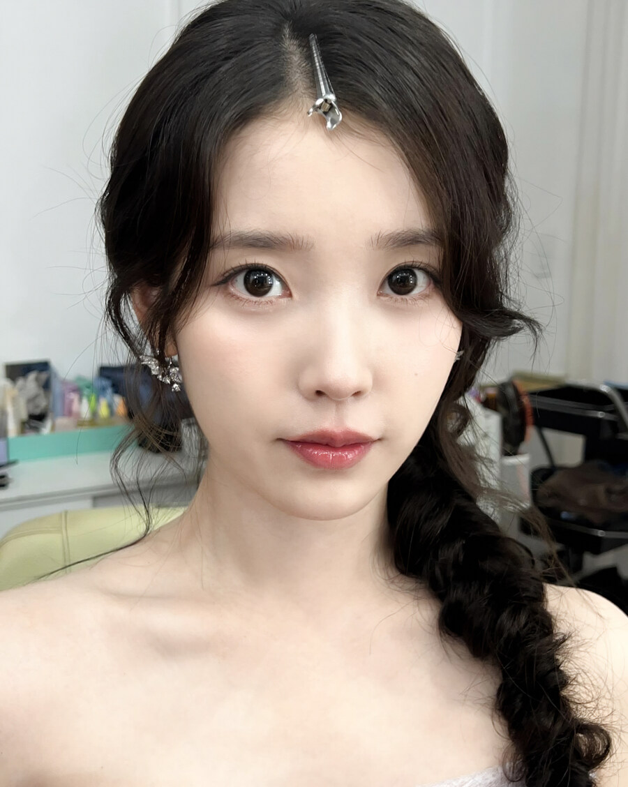 2025.10.06 아이유 인스타그램 사진 보정_4.jpg