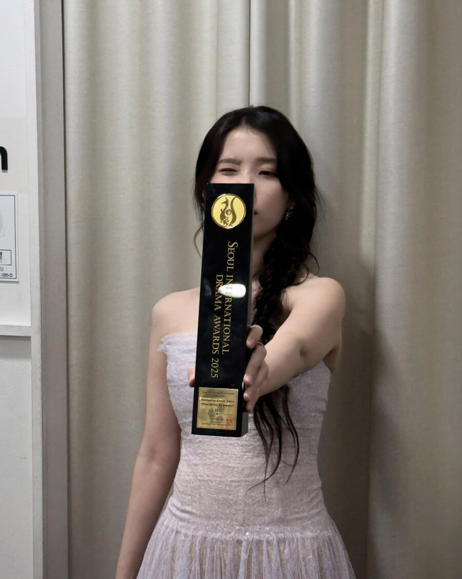 2025.10.06 아이유 인스타그램 사진 보정_6.jpg