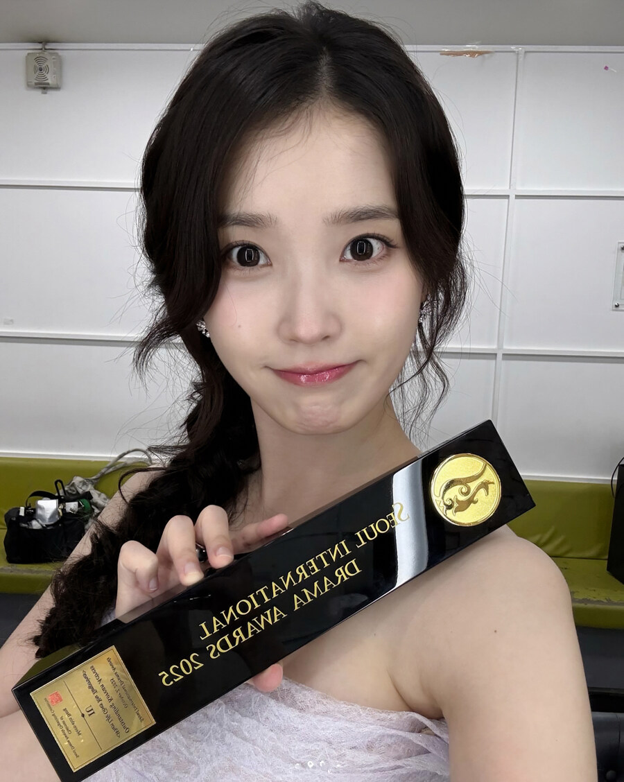 2025.10.06 아이유 인스타그램 사진 보정_8.jpg