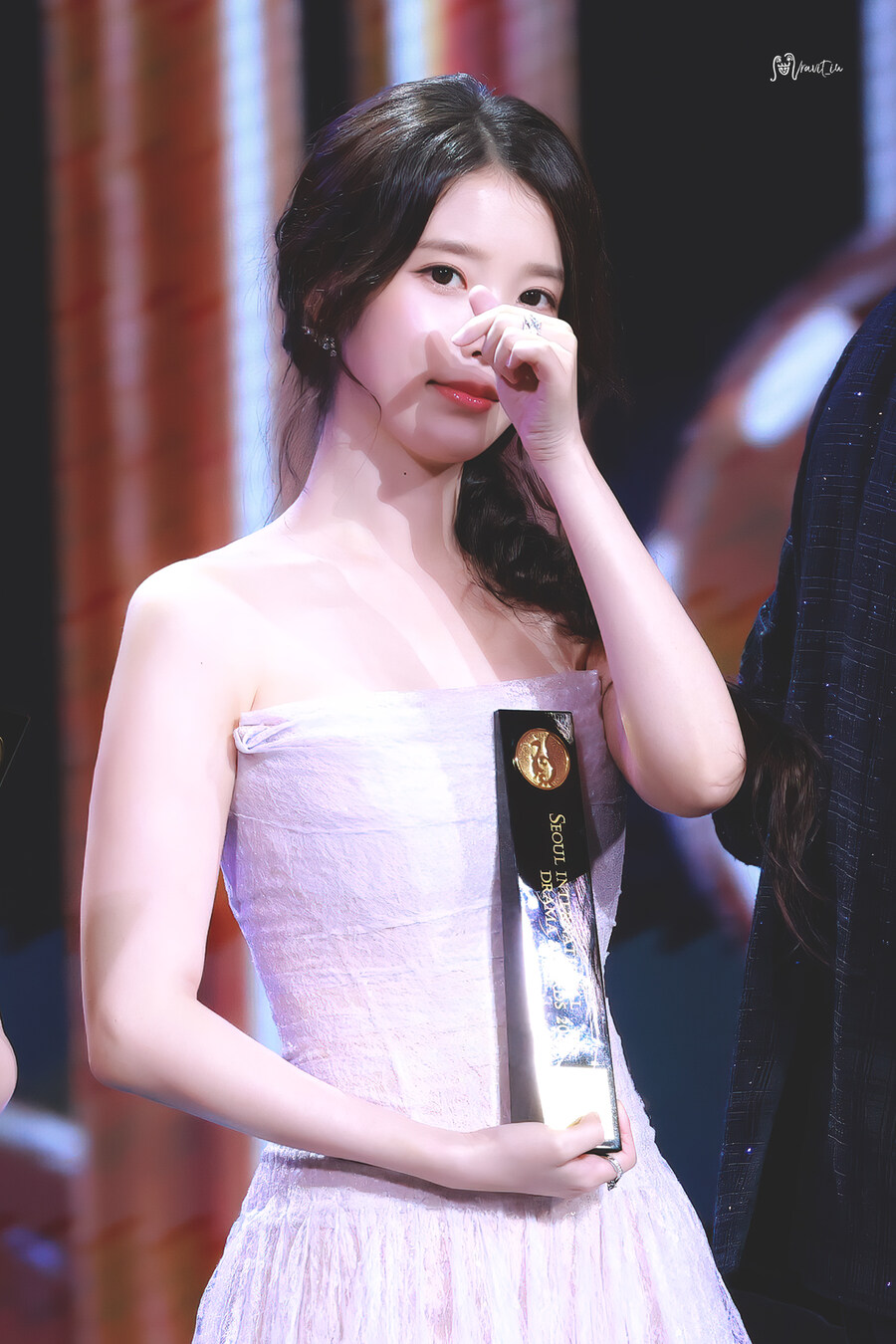 아이유 서울드라마어워즈 갈까말까갈말?_2.jpg