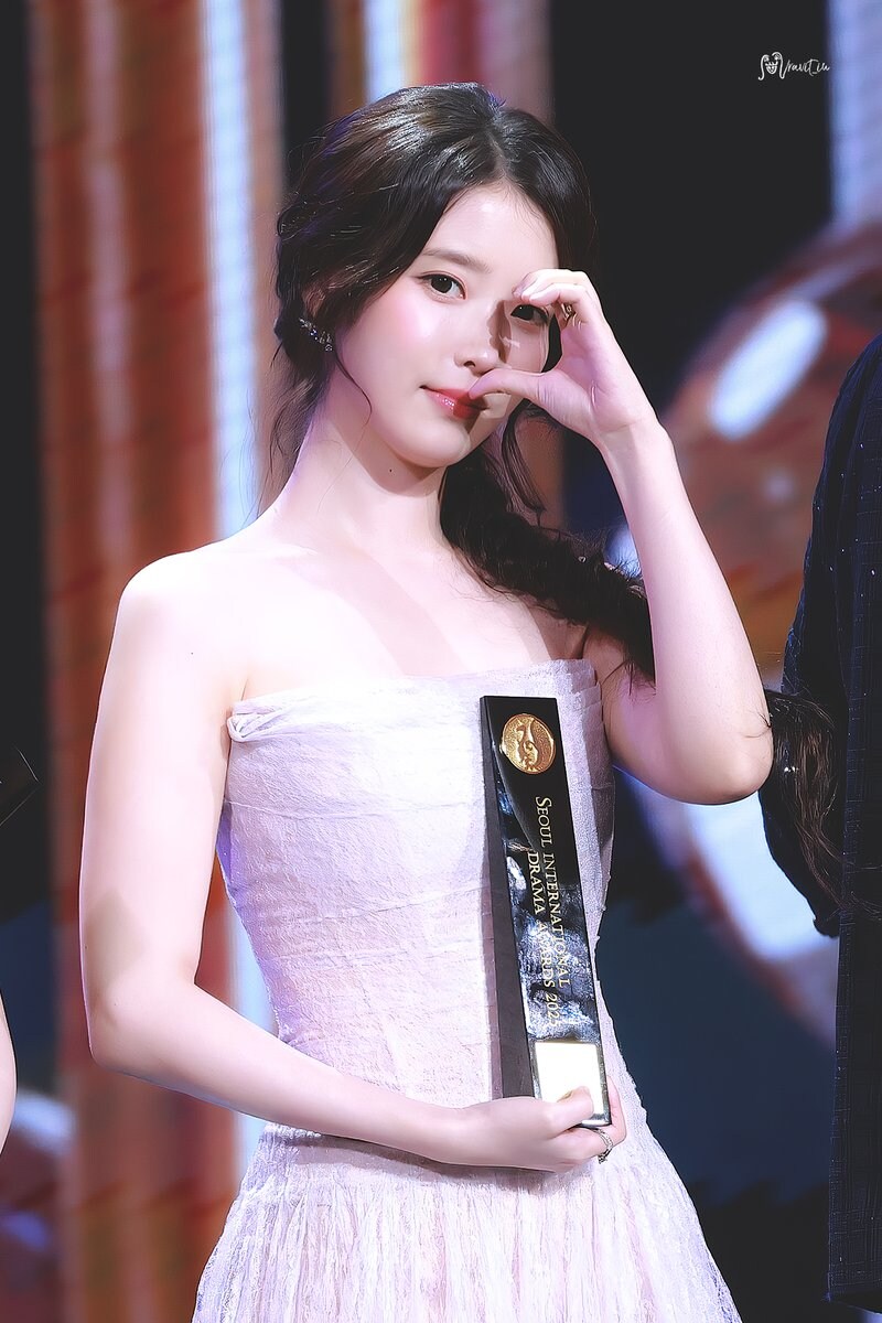 아이유 서울드라마어워즈 갈까말까갈말?_3.jpg