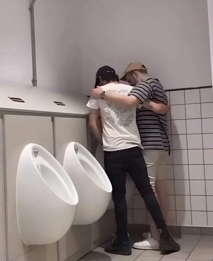 "누가 바로 옆에서 싸면 왠지 불편하시죠?"_1.jpg