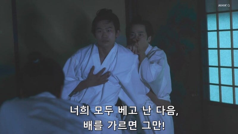 "여기에는 여자가 없으니까, 남자를 범하는거라고"_24.jpg