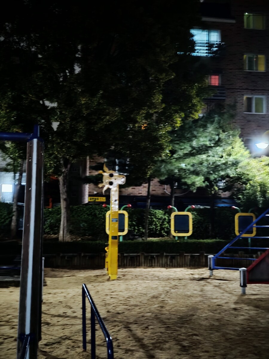 공원 놀이기구가 너무 신경쓰인다_1.jpg
