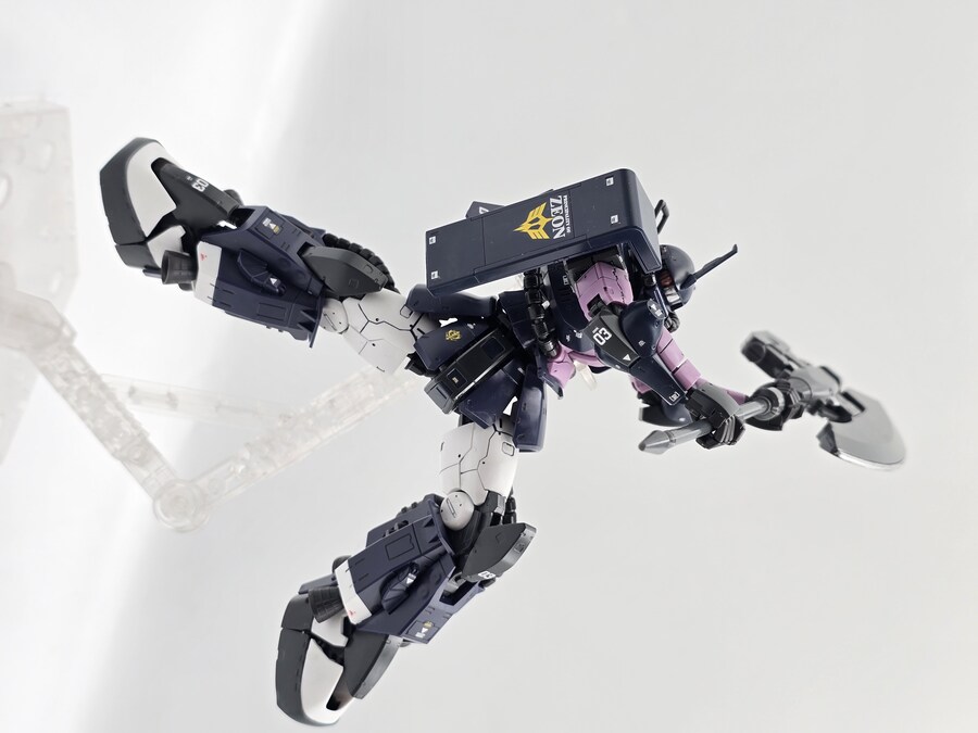 [RG] 고기동형 자쿠 검은삼연성_2.jpg