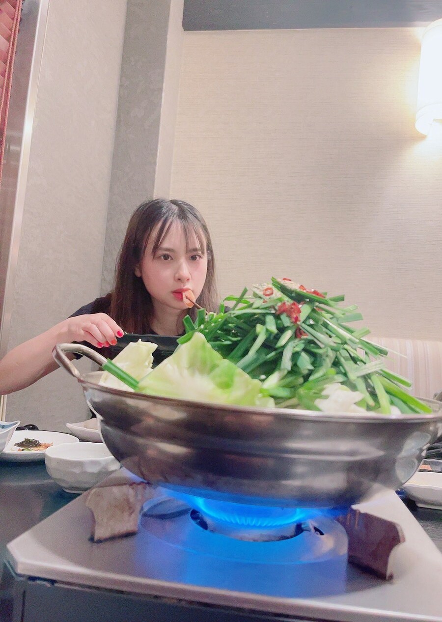 전골(나베)을 매의 눈으로 노려보는 여성_1.jpg