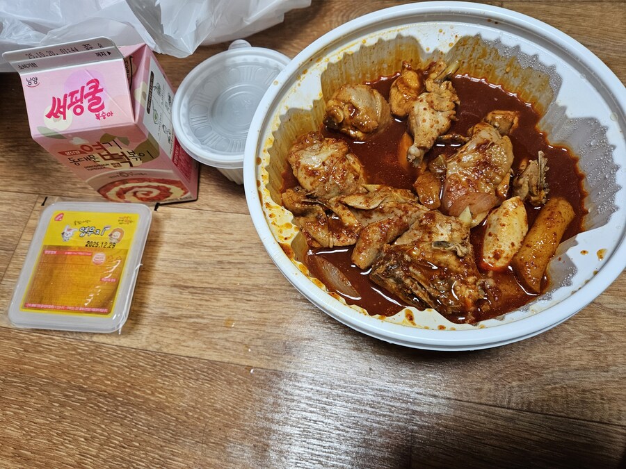 엽떡 닭볶음탕이 맛있다길래 시켜봄_1.jpg
