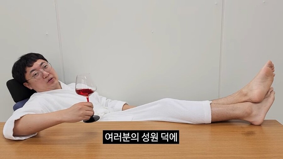 90만 구독자 기념 겸손인터뷰 진행한 충주맨_1.jpg
