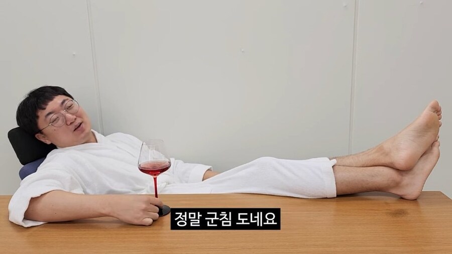 90만 구독자 기념 겸손인터뷰 진행한 충주맨_19.jpg