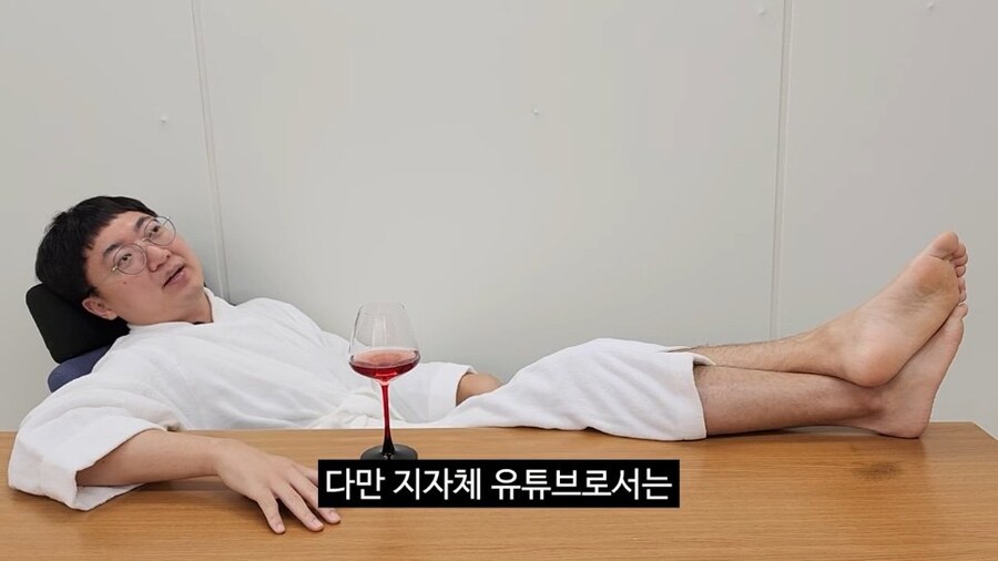 90만 구독자 기념 겸손인터뷰 진행한 충주맨_27.jpg