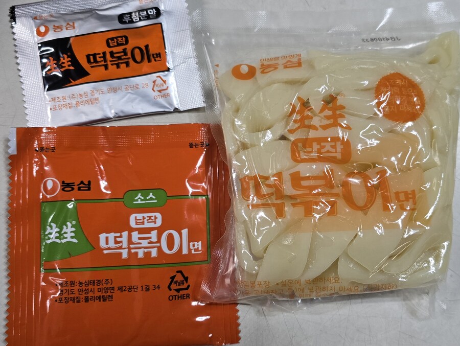 [신제품] 농심 생생 납작 떡볶이면_4.jpg