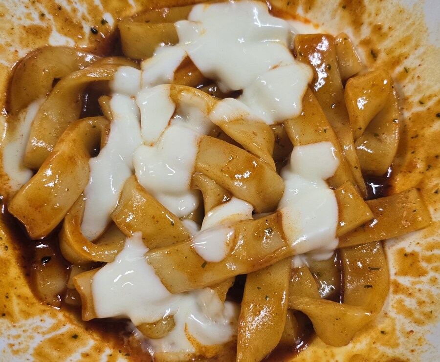 [신제품] 농심 생생 납작 떡볶이면_7.jpg